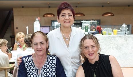  Ana Villalobos, Adela Martínez y Marisol López.