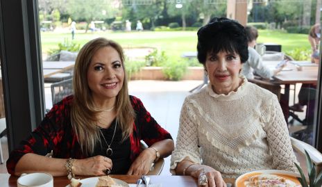  Rocío de Romo y Lucy Stahl.
