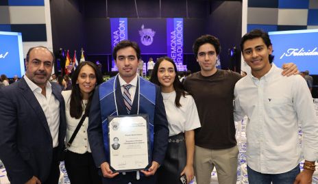  Gustavo Puente Torres con su familia.