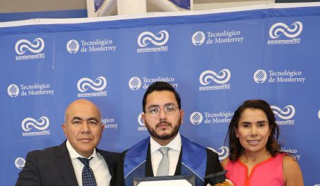  Isaac Medina Vargas con sus papás.