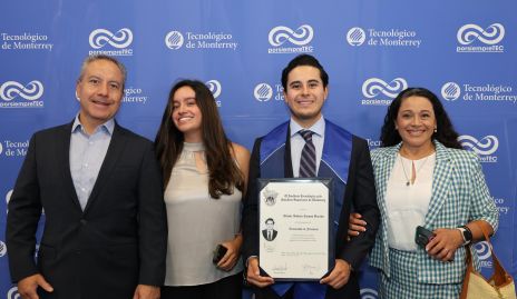 Héctor Ramos con su familia.