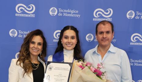  Daniela Díaz de León y Ricardo Garza Sigler con su hija Camila.
