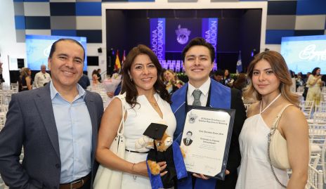 Alejandro Garay con su familia.