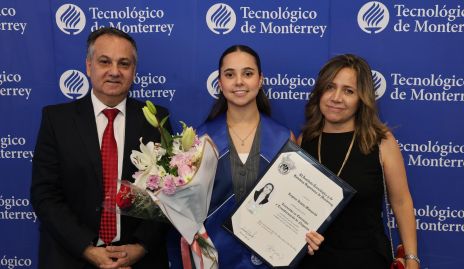  Eduardo Kasis y Laura Monjarás con su hija Regina.