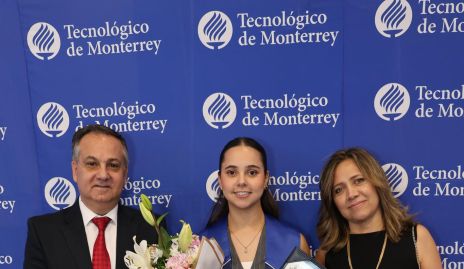  Eduardo Kasis y Laura Monjarás con su hija Regina.