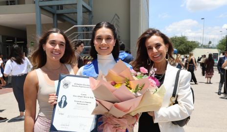 Sofía y Camila Garza con su mamá Daniela Díaz de León.