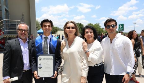  Mateo Ruelas con su familia.