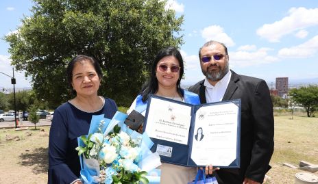  Angélica Contreras, Mejor Promedio de la Generación 2026 del Tec con sus papás.