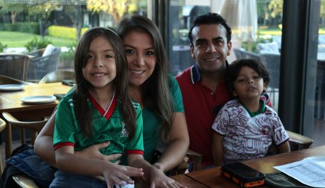  Humberto Sabres  y Esmeralda Meade con sus hijos.