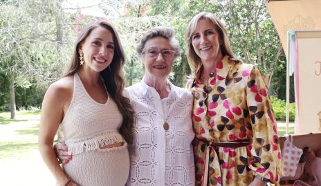  Ana Gaby Ibarra, Coquena Bárcena y Maru Bárcena.
