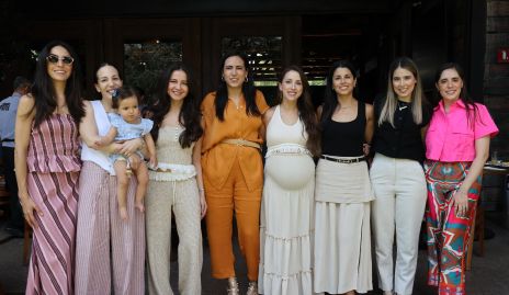  Ana Gaby Ibarra con sus amigas.