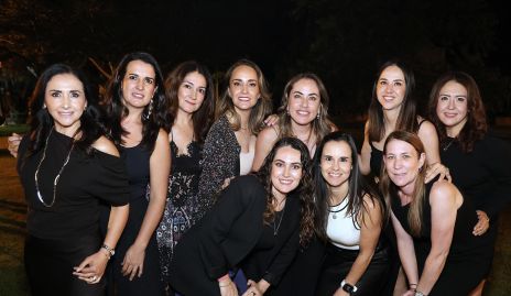  Nardine Chevaile con sus amigas.