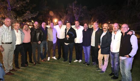  Pollo Leos con sus amigos.