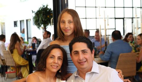  Fer Torrescano y Alejandro Pizarro con su hija Marifer.