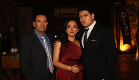  Héctor Alvarado, Ivette Minerva y Juan Alvarado.