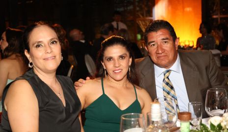  Pelusa Chávez, Claudia Ress y Hugo Faz.