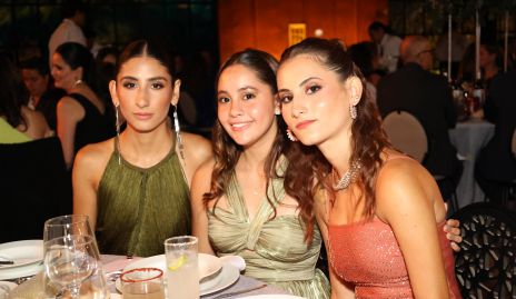  Andrea Cueto, María José Cardozo y Natalia Cueto.