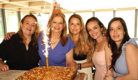 Ana Zermeño con sus hijas Marcela, Ana, Vero y Maru Alvarado.