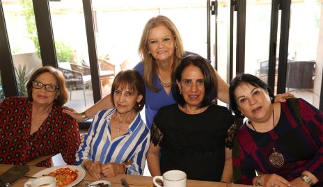  María Inurrigarro, Silvi Ugalde, Ana Zermeño, María García y Bety Romero.
