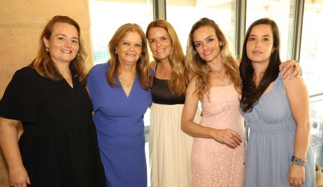  Ana Zermeño con sus hijas Marcela, Ana, Vero y Maru Alvarado.