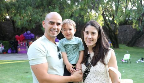  Ricardo Gordoa y Jennifer Dent con su hijo.