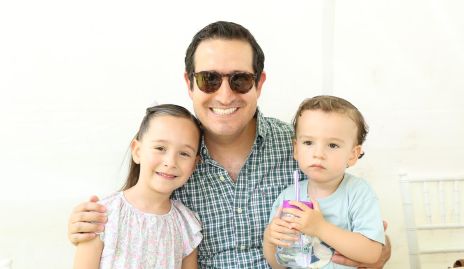  Fernando Espinosa con sus hijos Natalia y Fer.
