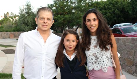  Juan Carlos Feres e Irasema Abud con su hija Emilia.