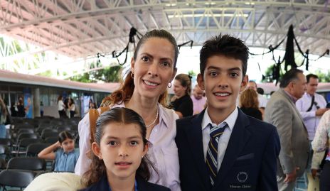  May Chávez con sus hijos María Inés y Juanpa Herrera.