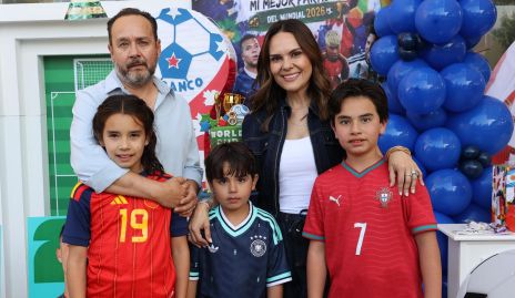  Juan Carlos Conde y Alejandra Díaz de León con sus hijos Ale, Franco y Juanqui.