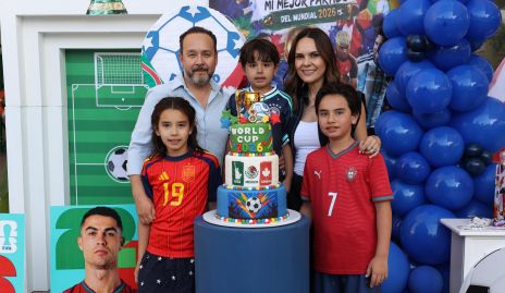  Juan Carlos Conde y Alejandra Díaz de León con sus hijos Ale, Franco y Juanqui .
