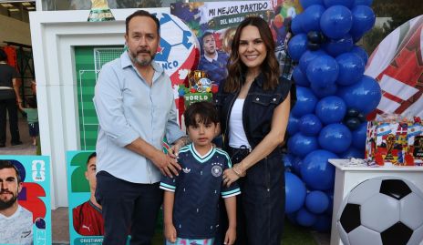  Juan Carlos Conde y Alejandra Díaz de León con su hijo Franco.