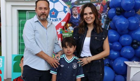  Juan Carlos Conde y Alejandra Díaz de León con su hijo Franco.