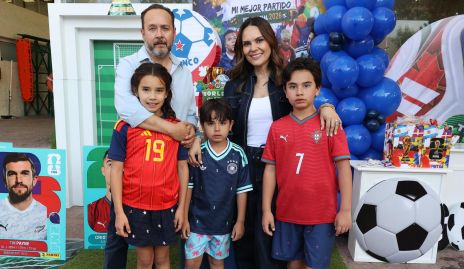  Juan Carlos Conde y Alejandra Díaz de León con sus hijos Ale, Franco y Juanqui.