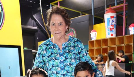  Mati Ocejo con sus nietos Loretta Rojo y Juan Pablo Rojo.