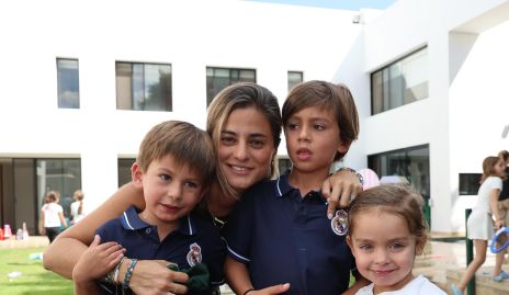  Verónica Romero con sus hijos Emilio, Ángel y Micaela Torres.