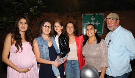  Marisol Martínez, Fer Martínez, Erika Martínez, Consuelo Martínez y Fernando Martínez.