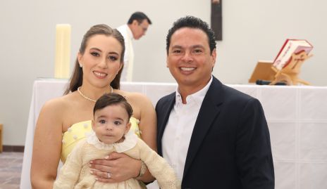   Paty De antuñano y Esteban Meade con su ahijado Andrew.