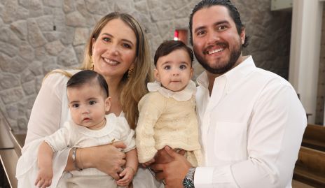  Alicia González y Daniel de la Torre con su hijo y Andrew.