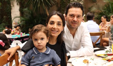  Isa Villanueva y Yuri Mézquida con su hijo José Mauricio.