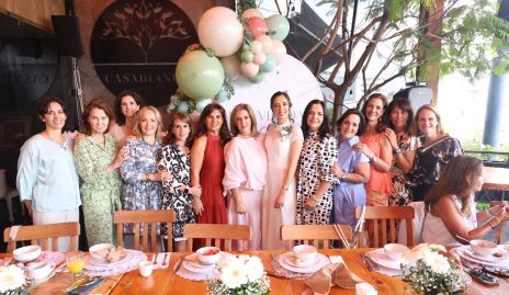  Valeria Rangel con las amigas de su suegra Sandra Estúa.