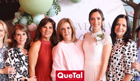  Valeria Rangel con las amigas de su suegra Sandra Estúa.
