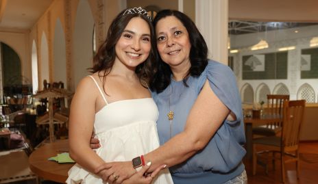  Daniela González con su suegra Pilar Fernández.