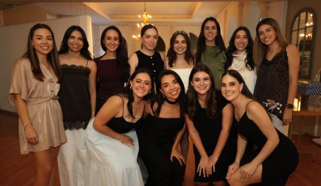  Daniela González con sus amigas.