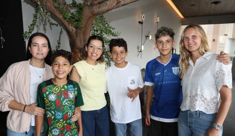  Miguel Martínez, Gabo Rangel y Mateo Hort con sus mamás.