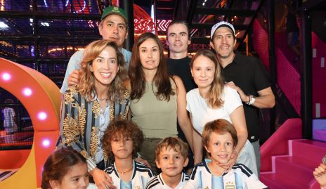  Ale Arredondo, Juan Carlos Flores y Ale Lomelí con sus papás.