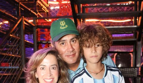  Michelle Mendoza y Fernando Arredondo con sus hijos Sofía y Alejandro .