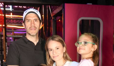  Alejandro Lomelí y Paulina López con sus hijos Alejandro y Lucía.