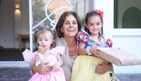 Ana Laura Villarreal con sus nietas Paula y Lucila.