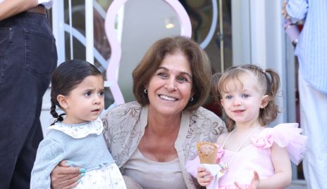  Ana Laura Villarreal con sus nietas Carlota y Paula.