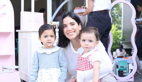  Maribel Rodríguez con sus hijos Carlota y Diego De Luna .